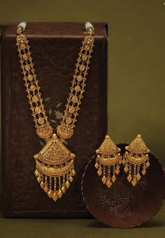 Rani Haar Gold Jewellery Designs, Gold Rani Haar New Design, Gold Rani Haar, Assamese Jewellery, Rani Haar Gold, Long Mangalsutra, Unique Gold Jewelry Designs, Bridal Jewelry Sets Brides, Indian Wedding Jewelry Sets