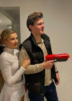 Leia Skywalker Costume, Easy Leia Costume, Han And Leia Costume Halloween, Hans And Leia Costume, Cute Princess Leia Costume, Leia Costume Diy Women, Easy Princess Leia Costume, Princess Leia Couples Costume, Princess Leia Buns Tutorial