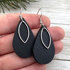 Black leather earrings teardrop shape with charm - Be Inspired UP Laser Cut Wood Jewelry, Diy Leather Earrings, Leather Jewelry Diy, Resin Jewelry Making, Earrings Teardrop, Faux Leather Earrings, Jewelry Techniques, Black Vegan, Old Jewelry