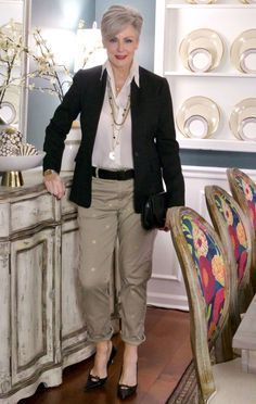 Mode Over 50, Style At A Certain Age, Look Office, Over 60 Fashion, Blazer Style, 60 Fashion, Woman Style, Black Clutch, Ivory Silk