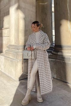 Check Coat Outfit, Casual College Outfits Summer, Travel Outfit Plane Cold To Warm, Casual Airport Outfit, Airport Outfit Winter, Classy Fashion Chic, Preppy Travel, Cute Travel Outfits, Europe Travel Outfits