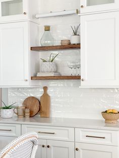 the kitchen is clean and ready to be used as a place for drinks or snacks