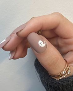 Different Types Of Nails To Get, Fall Nail Designs Ghost, Cute Simple Nails Halloween, Neutral Ghost Nails, Fall Gel Nails Designs Autumn Short, Easy Halloween Nails Simple Short, Holloween Nails 2022 Short, Simple Short Nails Fall, Halloween Neutral Nails