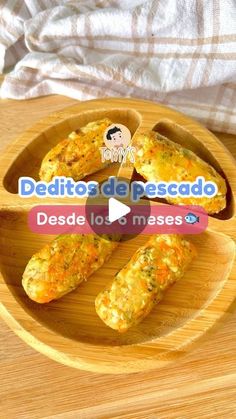 an image of food in a bowl on a wooden tray with the words desdetas de pescado