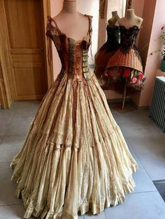 Dress made from book spines. Made by French designer Sylvie Facon. - Imgur Steampunk Mode, Mode Steampunk, Book Dress, Style Steampunk, Mode Boho, Steampunk Clothing, Beauty Dress