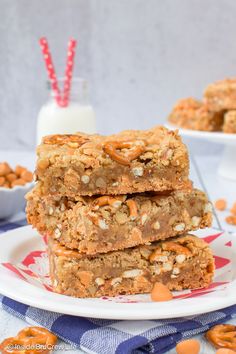 These Butterscotch Pecan Blondies are loaded with sweet butterscotch chips and crunchy pecans. They have a soft, chewy texture that’s hard to resist. Perfect for anyone who loves a sweet and salty treat! Pecan Blondies Recipe, Blonde Brownie Recipe, Sweet Chips, Pecan Blondies, Butterscotch Bars, Butterscotch Blondies, Caramel Bits, Salty Treats, Dessert Gifts