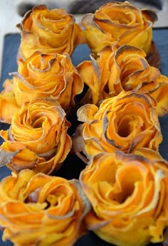 there are many yellow roses on the table