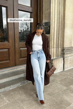 Straight High Waist Jeans Elevated Denim Outfit, Modest But Cute Outfits, Recreating Outfits, Straight High Waist Jeans, Straight Jeans Outfit, London Queen, Under An Umbrella, Winter Coat Outfits, Ny Outfits