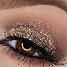 Beauty Hacks That Actually Work, Liquid Eye Shadow, Stila Makeup, Glitter Makeup, Glitter Eyeshadow, Eye Make, Makati, Eyeshadow Looks, Eye Makeup Tutorial