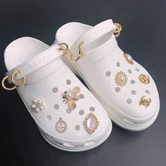 White Crocks With Charms, White Crocs With Gold Charms, White Croc Charm Ideas, White Crocs Charms, Croc Jibbitz Ideas, Jibbitz Ideas, Sandal Crocs, Crocs With Charms, Jibbitz Crocs