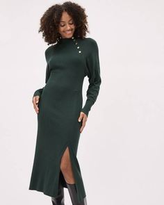 Cette robe midi conçue dans un confortable tricot côtelé est une superbe addition à faire à votre garde-robe cette saison. Avec un col montant et des détails tels que des boutons à l'encolure et une fente latérale à l'ourlet, cette robe tout en simplicité saura rehausser votre style. Coupe - Coupe ajustée : Coupe près du corps épousant la silhouette - Manches longues raglan - Longueur du corps à l'avant de 46,5" (taille M) Caractéristiques - Tricot côtelé extensible - Col montant - Boutons à la Wear To Work Dress, Casual Day Dresses, Ribbed Midi Dress, Maxi Robes, Maternity Shops, Mock Neckline, Midi Maxi Dress, Coats Jackets Women, Wearing Dress