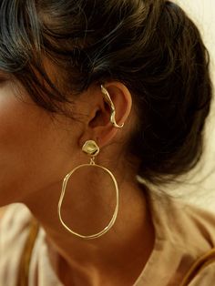 VERO HELIX Faris Jewelry, Fine Silver Jewelry, Minimal Jewelry, Jewelry Outfit, Jewelry Inspo, Ear Jewelry, Gold Hoop, Helix, Cleaning Jewelry