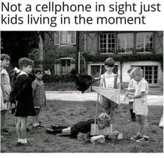 children are standing in front of a sign with the caption nenhn celuar a vista, apenas crianas curtidas curitdo ao ar live