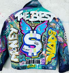 Airbrushed Clothes, Graffiti Clothes, Graffiti Jacket, Airbrush Clothes, Graffiti Furniture, Jean Jacket Design, Graffiti Clothing, Jeans Oversize, Trippy Shirts