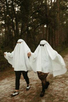 Couple Halloween Picture Inspiration | Yazi Davis Photography Fall Engagement Pictures, Halloween Themed Wedding, Scary Halloween Costume, Funny Costumes, Halloween Party Diy