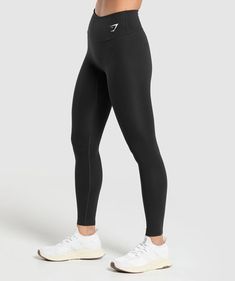 IN YOUR LOCKER High waist and a flattering length, what more could you want from a staple legging? The Training Leggings have style and comfort in the bag. Available in versatile colours making them the perfect pairing to any sports bra, crop top or t-shirt. - High rise fit- Single tone- Logo to hip- Logo on back of waistband- 78% Polyester, 22% Elastane- Model is 5'8" and wears a size XS- SKU: B2A8F-BBBB Gym Shark Black Leggings, Black Legging Outfits, Black Gym Leggings, Gym Items, Dance Fits, Gym Shark Leggings, Bra Crop Top, Gymshark Black, Trendy Leggings