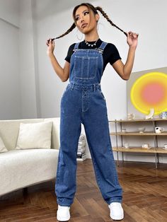 Denim Jump Suites Outfit, Demin Jumpsuit Outfits, Farm Outfits For Women, How To Style A Jean Jumpsuit, Overall Denim Outfits, Blue Jumpsuit Outfit Casual, Jumper Outfit Denim, Girls Overalls Outfits, Jeans Overall Outfit