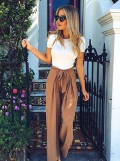 Trousers are a comfortable way to look dressy. A perfect part to your back to school outfits! Women Work Outfits, Brunch Outfits, Classy Summer Outfits, Dressy Casual Outfits, Idea Wedding, Cute Spring Outfits, Summer Work Outfits, Outfit Trends, Dinner Outfits