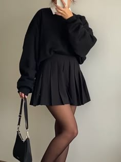 Style Skater Skirt, Noir Aesthetic Outfit, Short Black Skirt Outfit Casual, Outfit Jupe Noire, Outfit Jupe Plissee, Skater Skirt Outfit For Winter, College Skirt Outfit, Short Skirt Winter Outfit, Short Black Skirt Outfit Winter