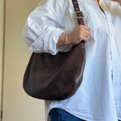 Brown Leather Bag Aesthetic, Big Purse Aesthetic, Slouchy Leather Bag, Dark Brown Bag Outfit, Brown Shoulder Bag Outfit, Brown Leather Bag Outfit, Brown Purse Outfit, Hobo Bag Outfit, Alberta Rose