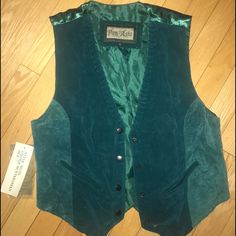 Pan - Asia Vintage Rare Hunter Green 100% Leather Unisex Vest . New With Tags . Size Medium. Shell Genuine Leather . Lining 100% Acetate 100% Nylon. Button Front. Batman Rogues, Pattern Vest, 2024 Style, Aesthetic Inspiration, Vest Pattern, Miyazaki, Green Velvet, Hunter Green, Green Leather