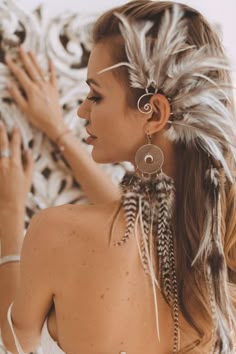 Ibiza Hair, Pedicure And Manicure, Costume Viking, Feather Accessories, Feather Ear Cuff, Feather Crafts, Beauty Salons, Feather Jewelry, Hair Done