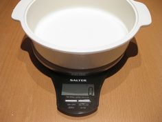 a white bowl sitting on top of a scale with the word salter written on it