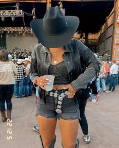 Country Concert Outfits For Women – 24 Styles To Try #outfittrends #ootds #countryconcert Concert Outfit Casual, Country Fall Outfits, Country Outfits Women, Concert Outfit Winter, Country Concert Outfits