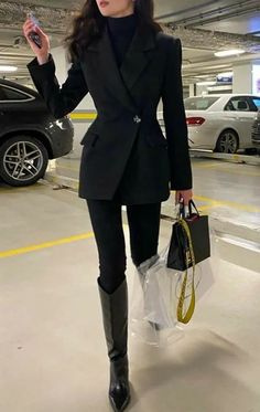 European Fashion Women Work Outfits, Resort Winter Outfits, Hairstyles For Medium Length Hair Going Out, Airport To Office Outfit, Bold Work Outfits, Black Outfit Aesthetic Classy, Mafia Outfit Women Dress, Rich Outfits Classy Chic, Business Casual Outfits Aesthetic