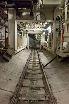 an empty train track in the middle of a tunnel