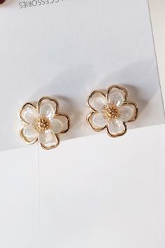 A thoughtful gift: With a timeless design and polished look, this accessories well with any collection, whether for your or as a gift celebrating friendship, birthdays and other memorable moments. Flowers Earrings, Wedding Accessories Jewelry, Girly Accessories, Fancy Jewelry, Flower Earrings Studs