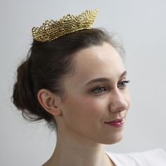 The tiara is inspired by the Swedish queen and princesses, who wear royal tiaras on special occasions. The designer grew up in Sweden, where the royal family plays a significant role. The tiara is made from Puy-en-Velay cotton bobbin lace from the 1930s.