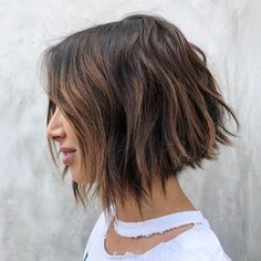 Textured Chin Bob Kręcony Bob, Trendy We Fryzurach, Line Bob Haircut, Short Bob Cuts, Thick Hair Cuts, Choppy Bob Hairstyles, Classic Hairstyles, Shoulder Length Hair Cuts, Short Bob Haircuts