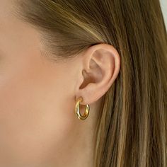 These medium sized thick hoops are a perfect staple piece for any outfit. 14K Solid Gold Hypoallergenic, lead and nickel free Outer Diameter: 20mm Thickness Sizes: 4mm ES070-G Thick Hoop Earrings, Earrings Everyday, Moms Bracelet, Choker Pendant, Studded Necklace, Gold Statement Ring, Tragus Earrings, Nose Jewelry, Climber Earrings