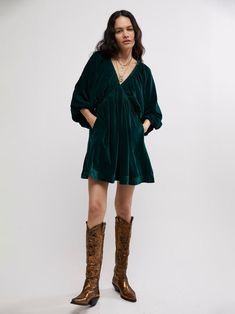 Get ready to shine in this emerald green Free People velvet mini dress! Featuring a babydoll silhouette framed by billowy three-quarter sleeves, this dress offers a relaxed fit with a flattering v-neckline for a sophisticated, stylish vibe. The large side pockets add comfort and practicality, making it as functional as it is fashionable. Fits true to size. Model is wearing a size Small. Exaggerated Sleeves, Thanksgiving Fashion, Denim Short Dresses, Christmas Party Dress, Mini Velvet Dress, Midi Maxi Dress, Little White Dresses, Plus Size Swimwear, Long Blouse