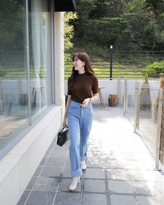 I already take the second skirt from this seller because I like the way I look in them. I think to buy a third khaki. For volume 88-61-89 took S I'm Super. The photo is not yet beige but I attach it in brown Korean Minimalist Outfit, Ulzzang Style, Korean Fashion Ideas, Minimalist Fashion Women, Casual College Outfits, K Fashion, Korean Fashion Casual