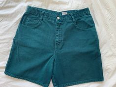 Vintage Teal Green Encore Jeans High-waisted Dad Jean Denim Shorts Mens Large Made in USA Super unique teal/green color  Brand:  Encore Jeans Size:  Men's Large Measurements:  * waist -- 15.5" (equivalent to a men's 31" waist) * inseam/length -- 6" * front rise -- 13"  * back rise -- 14" Condition:  Excellent -- no rips, tears, stains, holes or pilling. Green High-waisted Denim Jean Shorts, Vintage Green Short Bottoms, Teal Green Color, Jean Large, Jean Vintage, Dad Jeans, Jean Short, Denim Short, Short En Jean