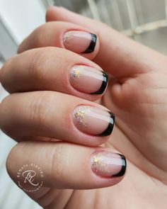 Banho de gel com decoração encapsulada. Quem foi que disse que as unhas curtas não tem glamour... #unhasdegel #instagram #laurodefreitas #salvador #naildesigner #banhodegel #manicure#unhas#decoracao Studio Manicure, Nail Salon Design, Salon Design, Nail Designer, Short Nails, Nail Salon, Manicure