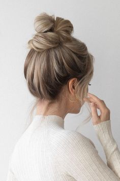 60 SECOND MESSY BUN TUTORIAL ❤️ - Alex Gaboury High Bun Tutorials, Alex Gaboury, High Bun Hair, Easy Messy Bun, High Bun Hairstyles, Bun Tutorials, Messy Bun Tutorial, Short Hair Bun, Easy Bun Hairstyles