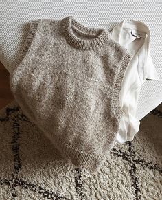 Ravelry: Vest No. 1 pattern by My Favourite Things Knit Clothes, My Favourite Things, Wool Vest, Looks Street Style, Vest Outfits, 가을 패션, Knit Fashion, Knit Vest, Knitting Inspiration