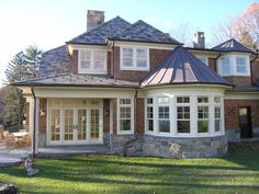 a large house that is in the grass