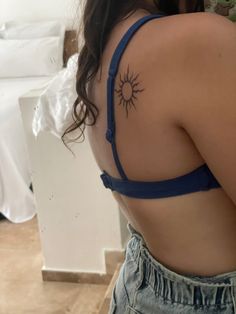 tatto, tatuaje, playa, beach, henna Sun Tattoo On Back Of Shoulder, Sun On Back Tattoo, Upper Back Tattoo Women Shoulder, Sun Tattoo On Shoulder, Hippie Sun Tattoo, Scapula Tattoo, Sun Tattoo Back, Simple Sun Tattoo, Sunshine Tattoo