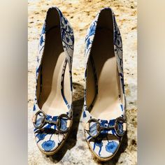 Gucci White/Blue Floral Print Canvas Horsebit Peep Toe Platform Size 38. Excellent Used Condition Shoes Gucci, Blue Floral Print, Gucci Shoes, Blue Floral, Shoes Women Heels, White Blue, Shoes Heels, Floral Print, Floral Prints