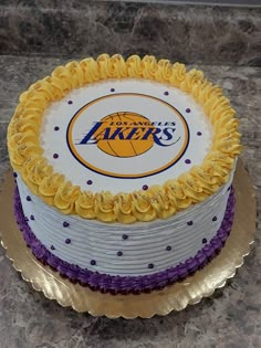 a cake with the los angeles lakers logo on it