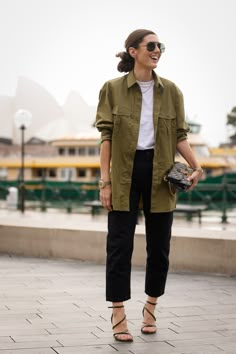 Casual Looks For Women, Spring Business Casual Outfits, Effortless Chic Style, Spring Business Casual, Style Désinvolte Chic, Boho Chique, Work Flow, Pedal Pushers, Army Green Jacket