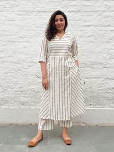 Bunai Design Kurti, Stripes Kurta Women, Stripes Suits Women Indian, Strate Line Kurti, Plain Kurti Patterns, Stripped Kurti Designs Latest, Vertical Stripes Kurti Designs Latest, Lilen Kurti Designs Latest, New Stylish Kurtis Design Cotton