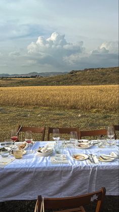 picnic in the field Field Dinner Party, Dinner In A Field, Table In A Field, Farm Dinner Party, Field Party Aesthetic, Small Field Wedding, Farm To Table Aesthetic, Wedding In Field, Country Dinner Party