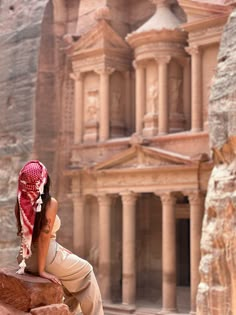 Brown haired woman sitting on a rock and looking at Petra in Jordan. Petra Jordan Photo Ideas, Petra Jordan Aesthetic, Petra Jordan Outfit, Petra Aesthetic, Jordan Photoshoot Photo Ideas