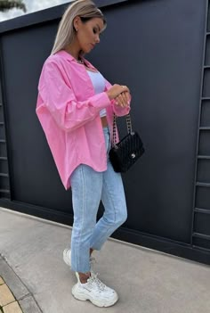 All Pink Aesthetic, Pink Shirt Outfit, Miami Outfits, Outfit Primavera, All Pink, Loose Fit Shirts, Woman's Fashion, Looks Chic, Casual Style Outfits