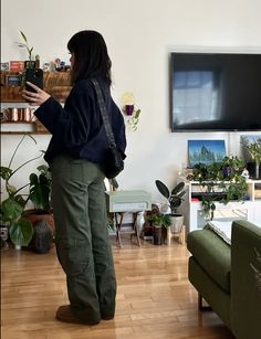 Green Pants Outfit, Grunge Fits, Fire Fits, Green Pants, Blue Sweater, Teenage Fashion Outfits